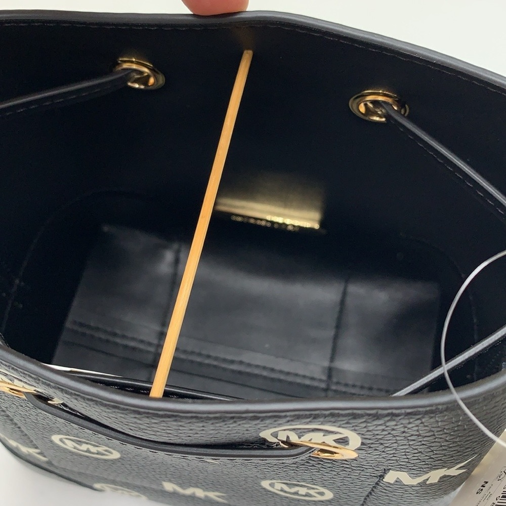 MICHAEL KORS
Mercer Small Logo Embossed Leather Bucket Bag
COLOR BLACK
NWT - Picture 11 of 16